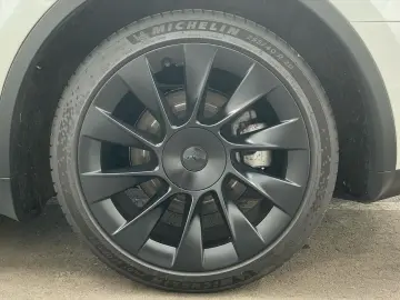 TESLA Model Y Long Range AWD 75kWh 351pk 93% SoH AMD R