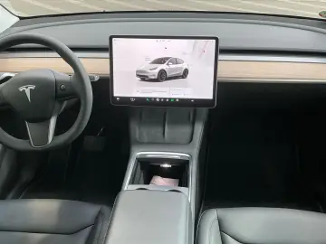 TESLA Model Y Long Range AWD 75kWh 351pk 93% SoH AMD R