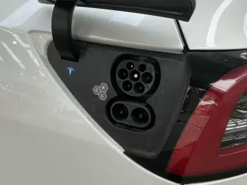 TESLA Model Y Long Range AWD 75kWh 351pk 93% SoH AMD R