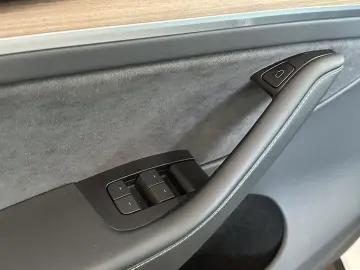 TESLA Model Y Long Range Dual Pano Leder AWD AHK LED