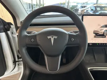 TESLA Model Y Long Range Dual Pano Leder AWD AHK LED
