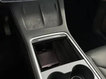 TESLA Model Y Long Range Dual Pano Leder AWD AHK LED