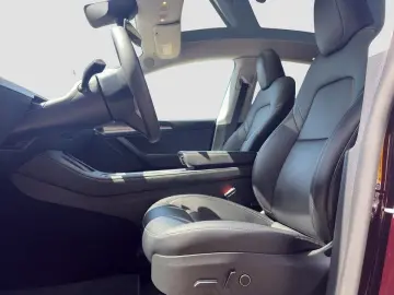 TESLA Model Y LONG RANGE AHK AWD SPURWECHSEL PANO