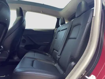 TESLA Model Y LONG RANGE AHK AWD SPURWECHSEL PANO