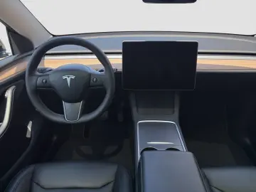 TESLA Model Y LONG RANGE AHK AWD SPURWECHSEL PANO