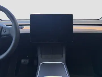 TESLA Model Y LONG RANGE AHK AWD SPURWECHSEL PANO