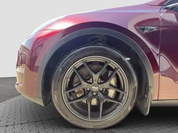 TESLA Model Y LONG RANGE AHK AWD SPURWECHSEL PANO