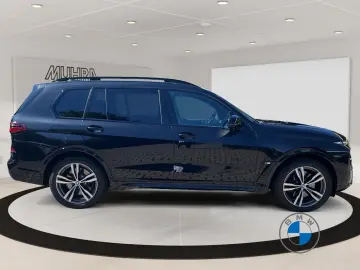 BMW X7 M60i xDrive Autobahnas Pano Sky AHK Sthzg H K