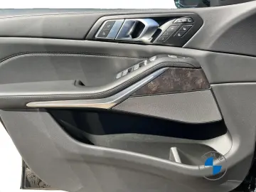 BMW X7 M60i xDrive Autobahnas Pano Sky AHK Sthzg H K