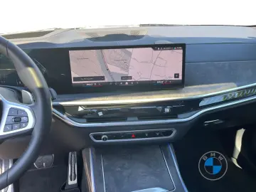 BMW X7 M60i xDrive Autobahnas Pano Sky AHK Sthzg H K