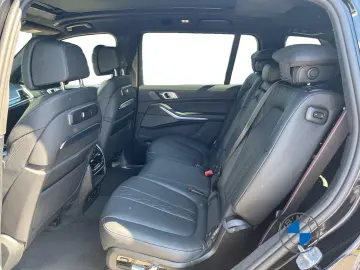 BMW X7 M60i xDrive Autobahnas Pano Sky AHK Sthzg H K