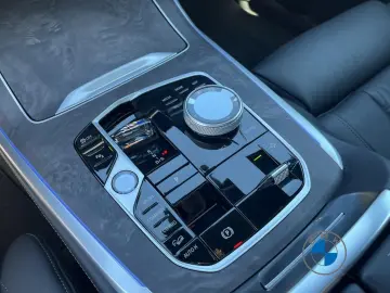 BMW X7 M60i xDrive Autobahnas Pano Sky AHK Sthzg H K