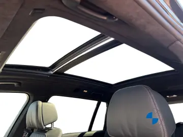 BMW X7 M60i xDrive Autobahnas Pano Sky AHK Sthzg H K