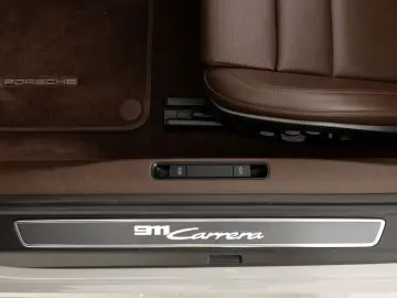 PORSCHE 911 Carrera Cabrio   Clubleder Braun   Lift
