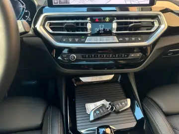 BMW X3 xDr30e PANO AHK Laser HiFi HeadUp Leder 360