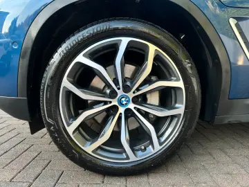 BMW X3 xDr30e PANO AHK Laser HiFi HeadUp Leder 360