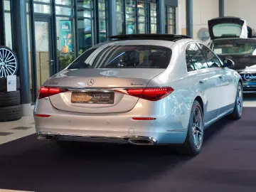 MERCEDES-BENZ S 580 4M Lang MANUFAKTUR yachtblau Exk…