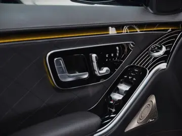 MERCEDES-BENZ S 580 e 4Matic L AMG Panorama Voll Aust