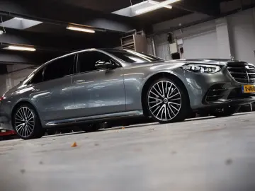 MERCEDES-BENZ S 580 e 4Matic L AMG Panorama Voll Aust