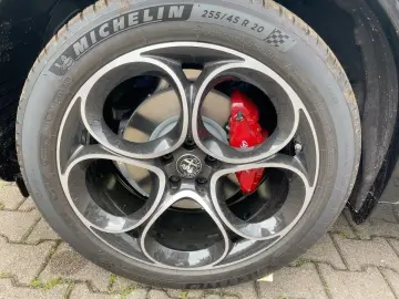 ALFA ROMEO Stelvio Veloce 2.0l Turbo 16V 280PS