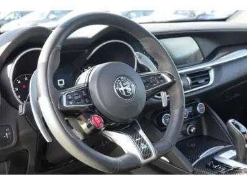ALFA ROMEO Stelvio 2.9 V6 Bi-turbo Quadrifoglio Q4 Akrapovi