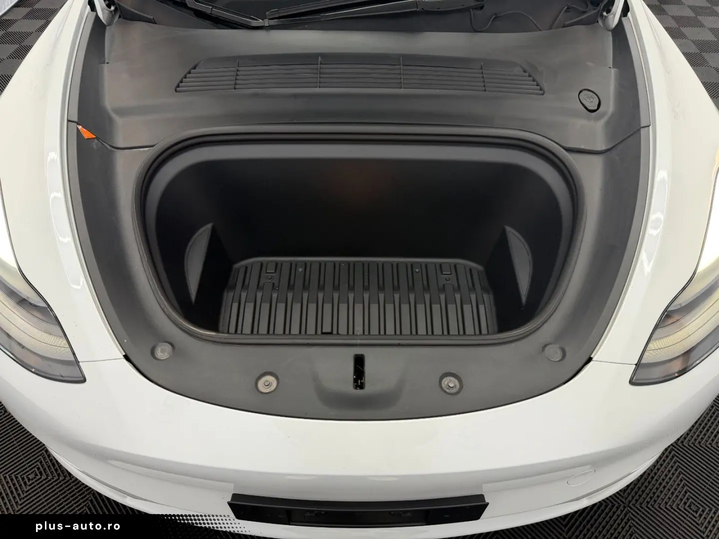 TESLA Model Y 2023 — imagine 17