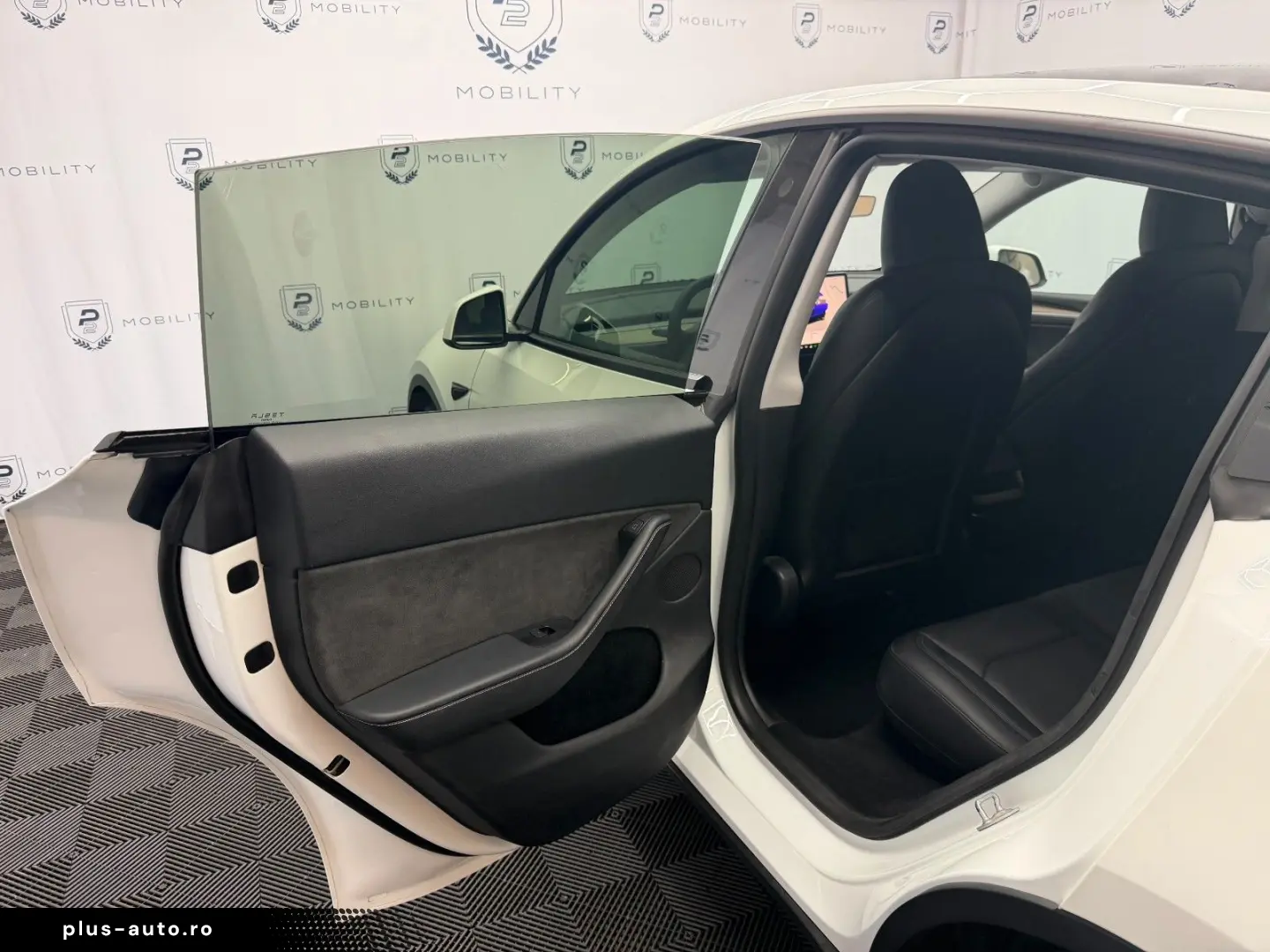 TESLA Model Y 2023 — imagine 18