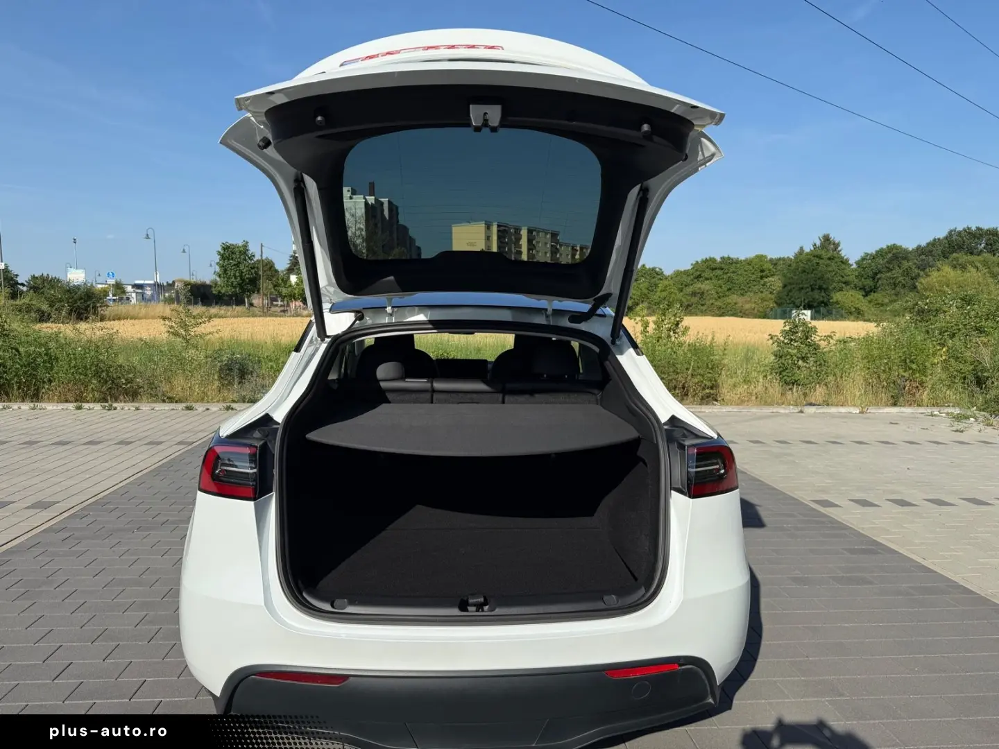 TESLA Model Y 2024 — imagine 10