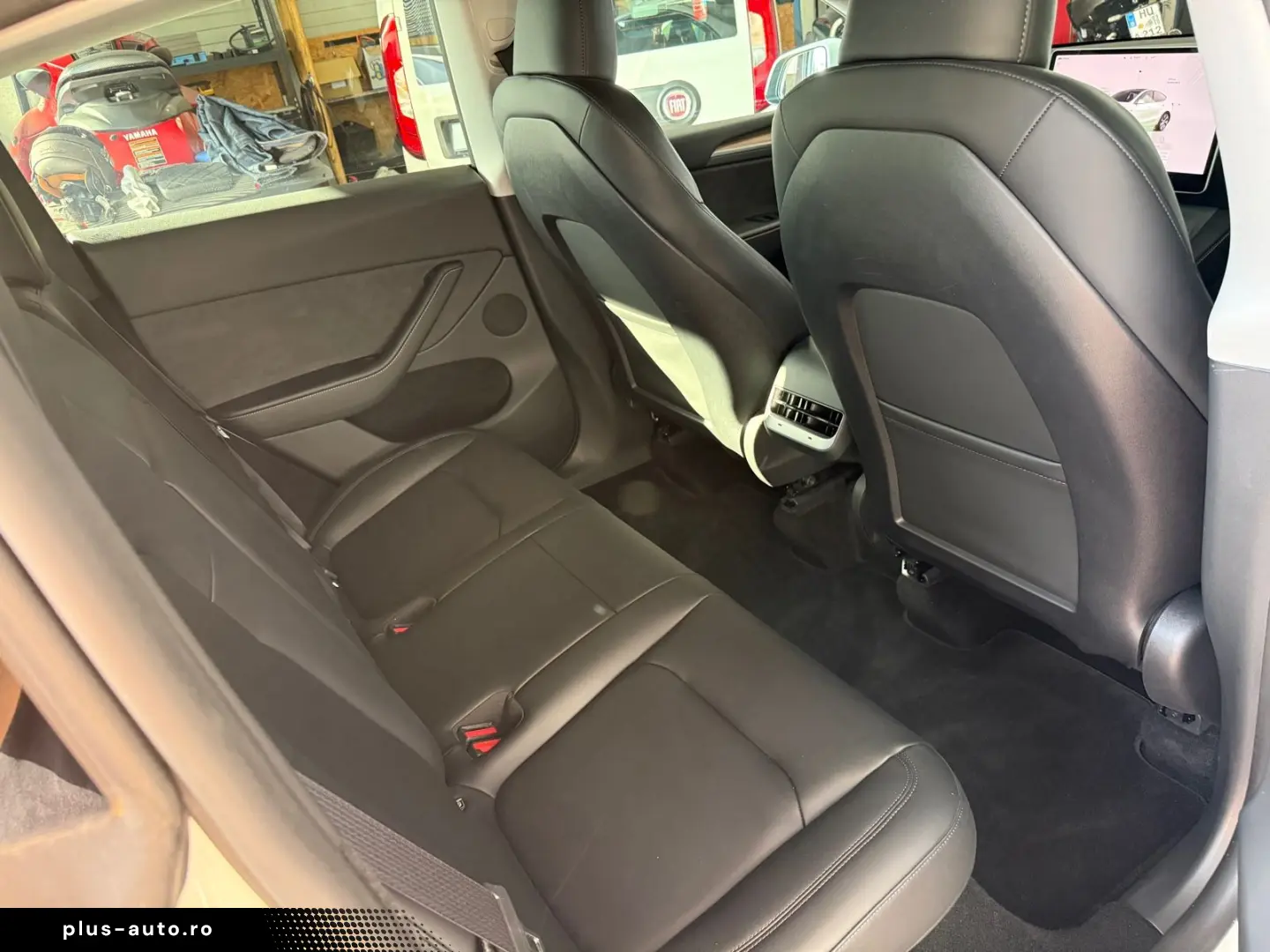 TESLA Model Y 2024 — imagine 18