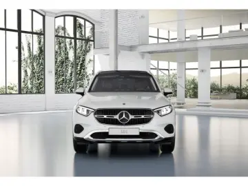 MERCEDES-BENZ GLC 300 de 4M AVANTGARDE DIST 360 KAM AHK PANO