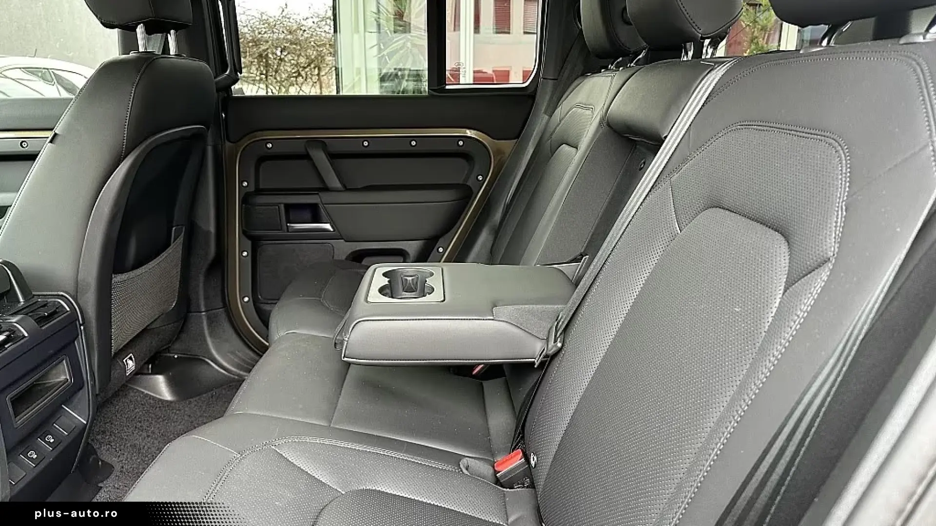 Land Rover Defender 110 D300 AWD   Finanțare Leasing
