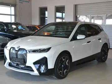 BMW iX 50 xDrive Sport PanoSky AHK 8-fach