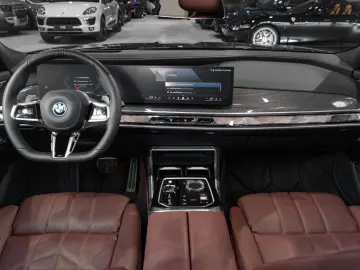 BMW 750 e xDrive M Sport SkyLounge B&W Vnt Msg