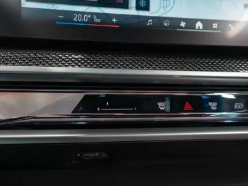 BMW 750 e xDrive M Sport SkyLounge B&W Vnt Msg