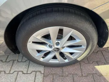 SKODA Octavia 1.5 TSI Style DSG Navi SHZ AHK R-Kam ACC