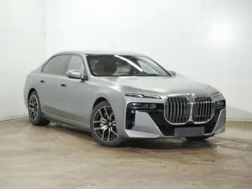 BMW 750e xDr. M Sport NP 185090.- Fond Entertain