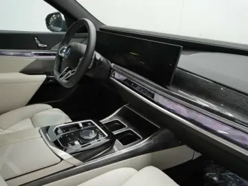 BMW 750e xDr. M Sport NP 185090.- Fond Entertain