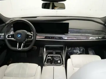 BMW 750e xDr. M Sport NP 185090.- Fond Entertain