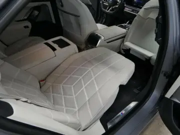 BMW 750e xDr. M Sport NP 185090.- Fond Entertain