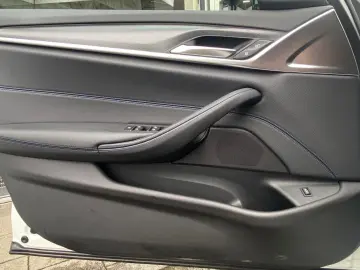 BMW 520d xD M Sport   M PAKET SCHADO LASER PROF KAM