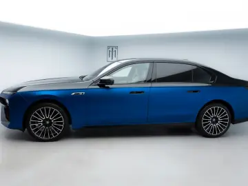 BMW 740d xDrive - M760 Pack - TV - Exe. Lou. - B&W