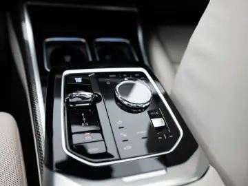 BMW 740d xDrive - M760 Pack - TV - Exe. Lou. - B&W