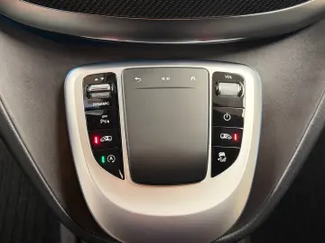 MERCEDES-BENZ V300 Avantgarde Edition Lang 4Matic AM…