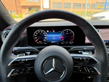 MERCEDES-BENZ CLA 200 d AMG MBUX Pano Night Rcam Ambi
