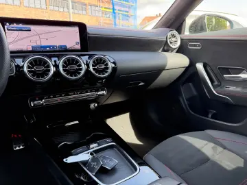 MERCEDES-BENZ CLA 200 d AMG MBUX Pano Night Rcam Ambi