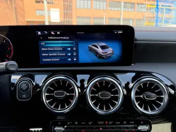 MERCEDES-BENZ CLA 200 d AMG MBUX Pano Night Rcam Ambi