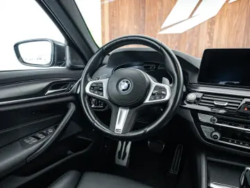 BMW 530 e  M pack  open dak  Harman Kardon  Head-up