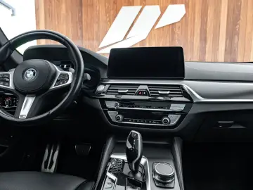 BMW 530 e  M pack  open dak  Harman Kardon  Head-up
