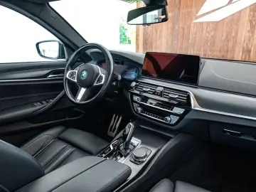 BMW 530 e  M pack  open dak  Harman Kardon  Head-up
