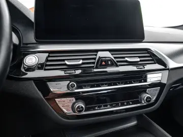 BMW 530 e  M pack  open dak  Harman Kardon  Head-up